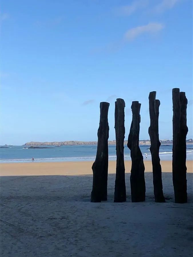 Le Cezembre, Au Pied De La Plage Saint-Malo 0*,  França