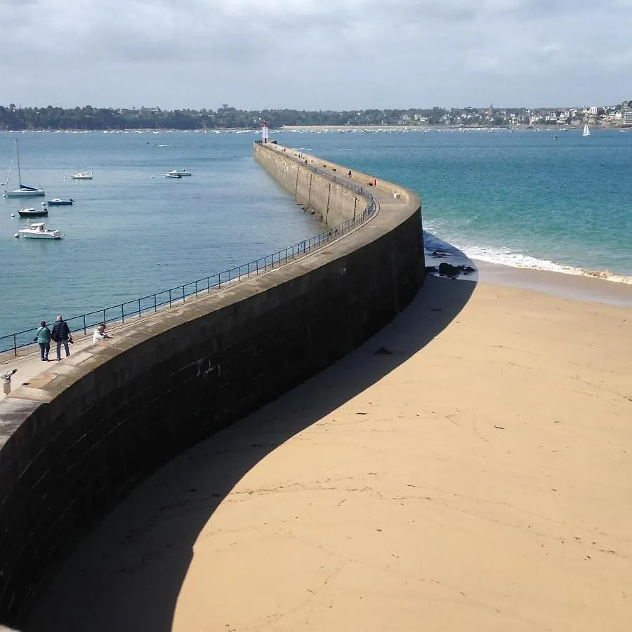 Le Cezembre, Au Pied De La Plage Saint-Malo