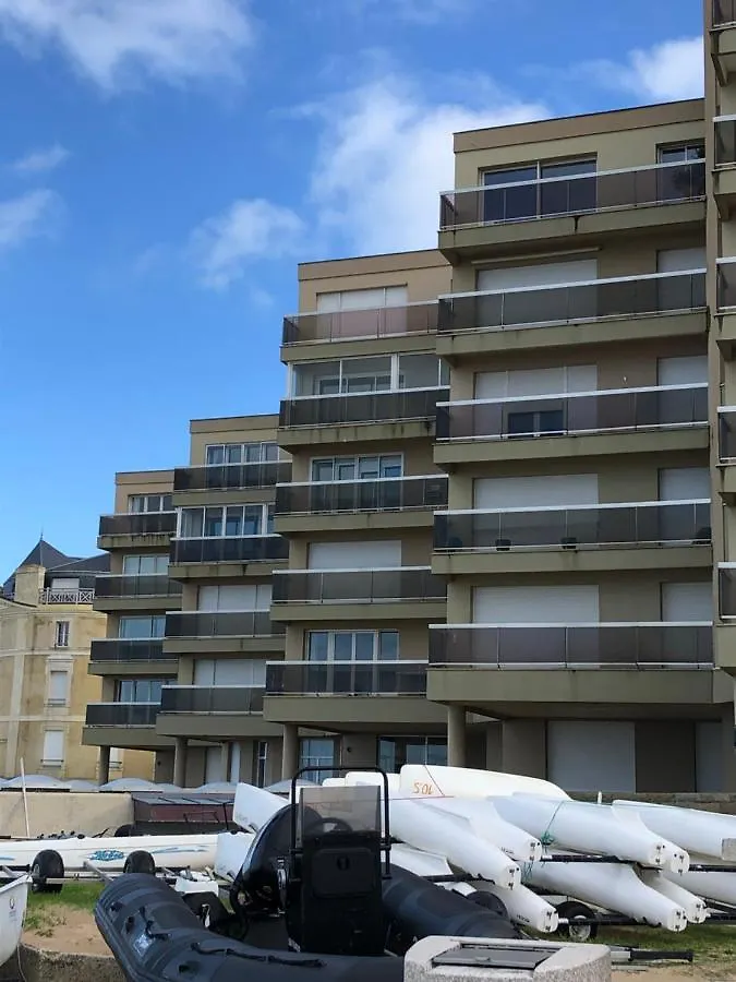 Le Cezembre, Au Pied De La Plage Saint-Malo Frankreich